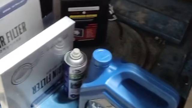 大众途观L2.0T大保养进行中更换绅途感性能全合成机油和三滤，有机型防冻液，全合成变速箱油，进口绅途