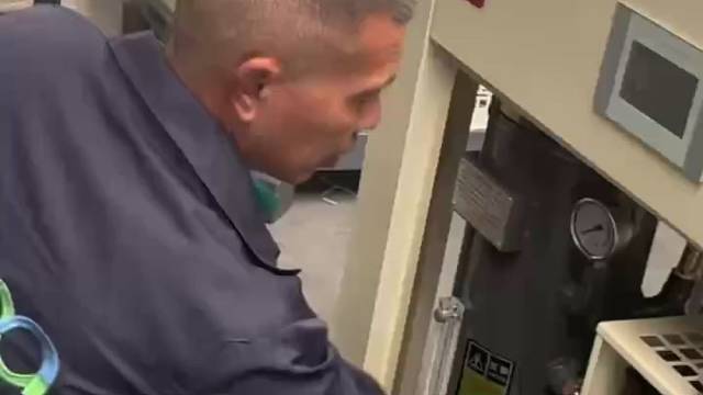 主管说要加班赶工，他却是最开心的那一个，你们说是为什么？