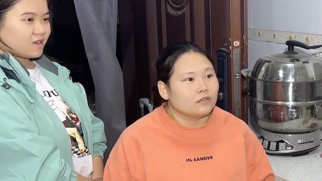 金明来看养胎的妞妞，为宝宝提前准备好礼物，款式新奇第一次见