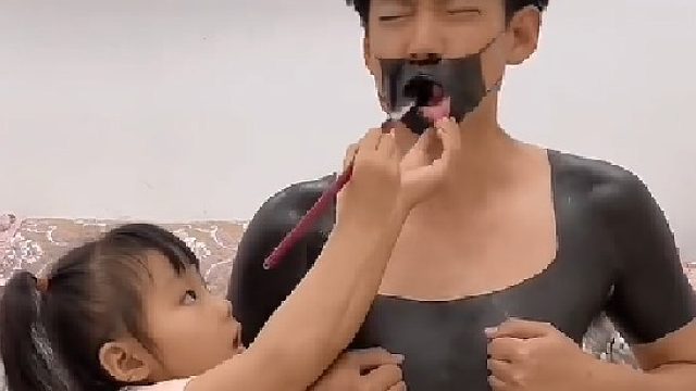 这留的美术作业,让家长亲身体验,我这体验的是不是有点太透彻了