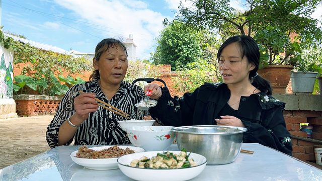 农村婆媳同住，儿子不在家，看儿媳让婆婆吃啥