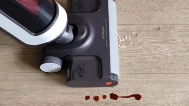 真的没想到，万摩尔竟然出了这种可以自动清洗滚刷、自动烘干还带LED显示屏的洗地机，这也太高科技了吧。