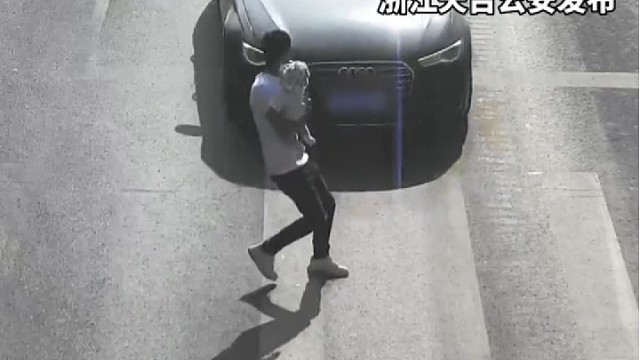 男子抱婴儿过马路，驾驶员斑马线未礼让行人，婴儿从怀中掉落，男子脚被压！