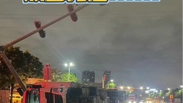 惊险！大货车转弯时翻车