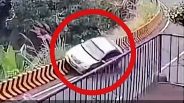 小车山路弯道侧滑，骑上防撞墙滑行撞断路边大树