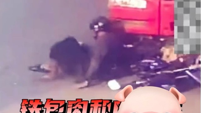 男子被卷入车底推行20多米，连滚带爬躲在机车前面保一命.