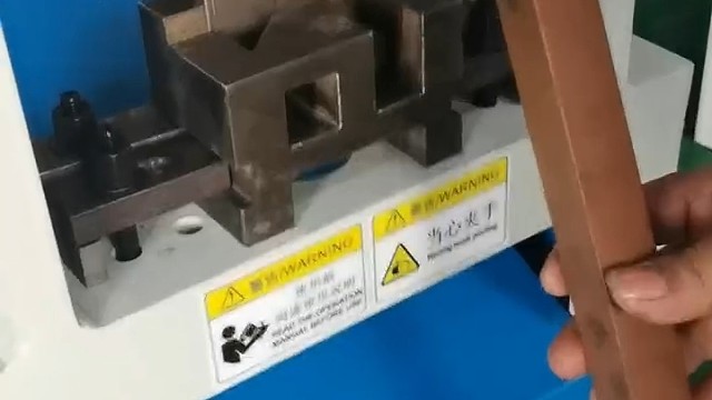 铝材液压冲角机