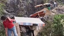 得知儿子带女友回家，家人翻山越岭一个小时扛回新家具