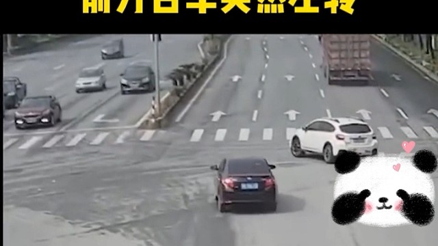 监控记录惊险一幕！前方车辆突然左转，导致后车上演大漂移