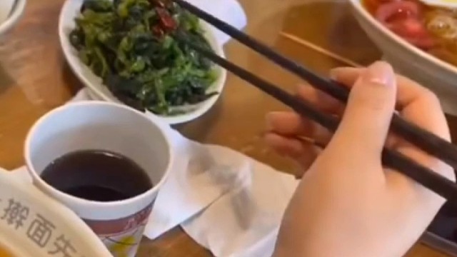 吃饭用筷子手抖