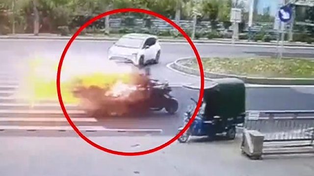 三轮车起火在路上飞奔 众人合力灭火