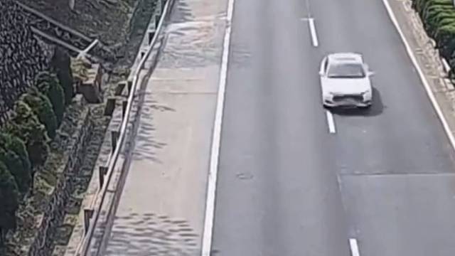 只因看了一眼手机