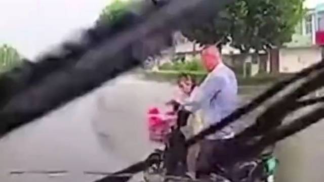 司机通过积水路段没有减速，老人和孩子被水溅湿全身