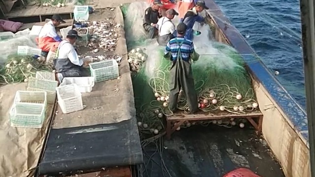 渔民船上捕捞