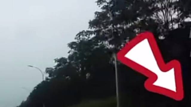 男子强行加塞不成，路怒症发作。