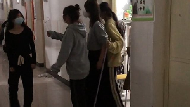 封校中的女大学生