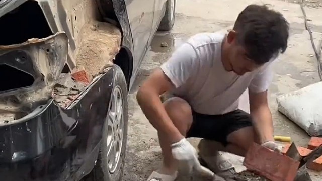 男子用砖头和水泥修车，修车师傅和砌墙师傅看完都沉默了…