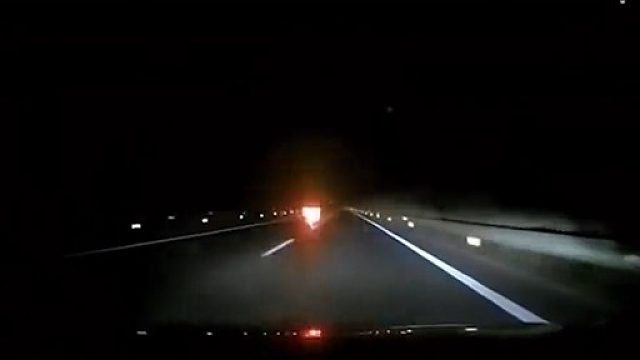 后车开远光灯前车开爆闪回击