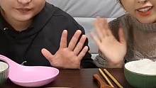 愛吃兄妹今天兩個人關(guān)心怎么回事 ??！朋友們猜猜今天愛吃兄妹是不是偷吃互相的東西? #泡菜 