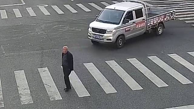 女子驾车将七旬老人卷入车底