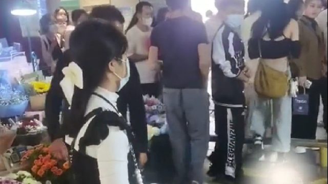 男子“表白”遭保安大叔驱赶，哪知男子下一秒反应让人蒙圈