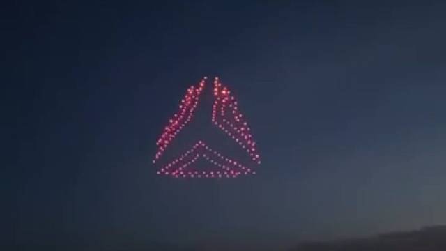 国外无人机群组的惊艳表演！