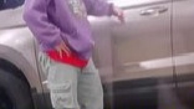 要求加95号油却被误加92号，男子让工作人员必须把油箱抽空：“我的车不能加92号！”