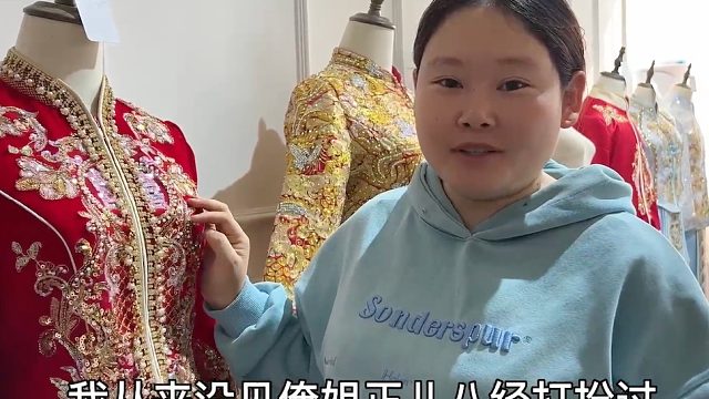 妞妞带43岁表姐去拍婚纱照，表姐第一次化妆、穿婚纱，没想到这么漂亮