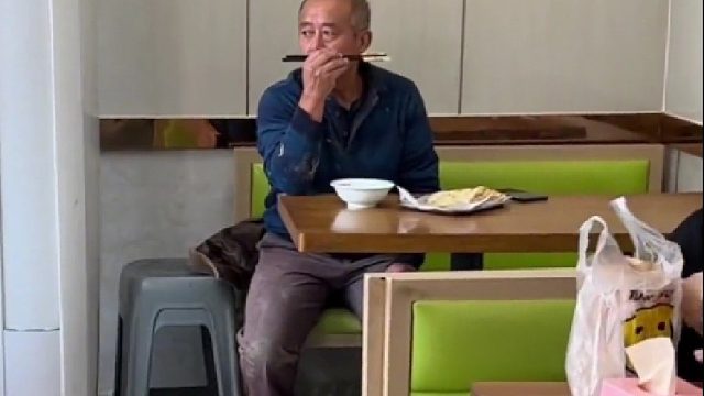 善意的谎言！餐馆老板谎称馄饨多下了一碗，免费送给工地大爷