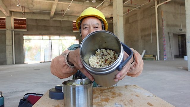 老婆太体贴了，早上5点给我做鸡腿饭，带到工地吃好安逸