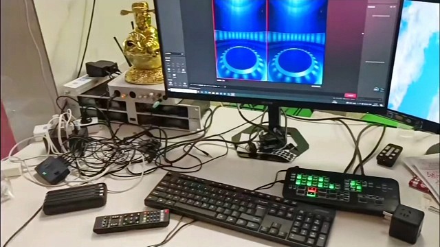 导播台双机位服装绿幕直播间搭建