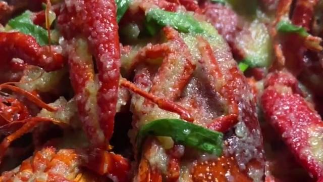 蒜泥龙虾招待朋友