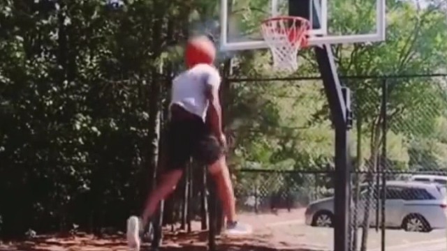 劲爆，国外一猛男被篮球“爆头”