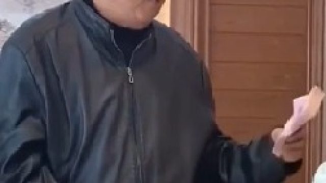 老人九十大寿给儿女们发钱：钱不多，就这么个意思吧！