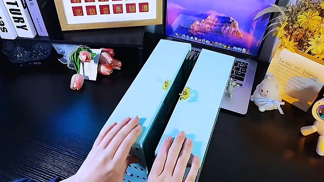 一见钟情不是因为看你一眼就喜欢上你，而是因为看了之后，在也没能忘记你，牵着你的手在一生没放开。