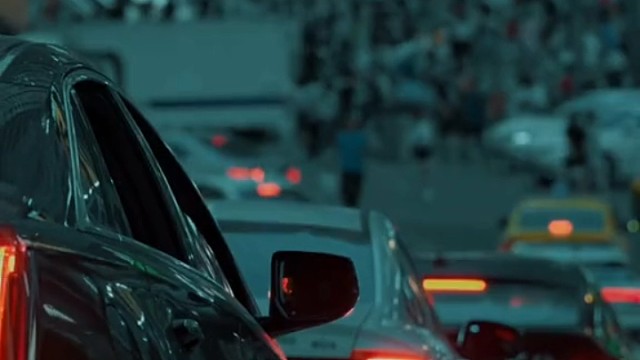 “今年最大的改变大概就是，学会了沉默，学会了承担，学会了责任，学会了原来有些事情，只能自己懂。”