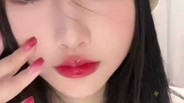 哎哟～

帽子歪了～