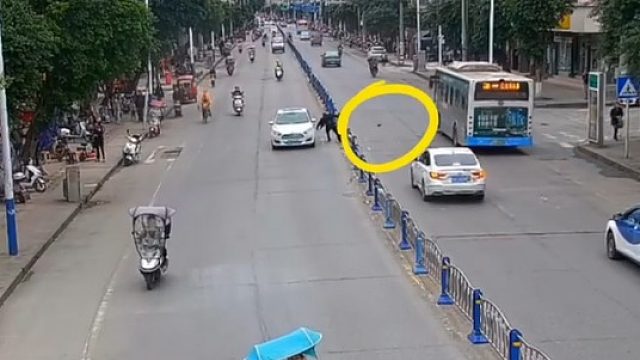 男子斑马线过马路，结果鞋子被撞飞了