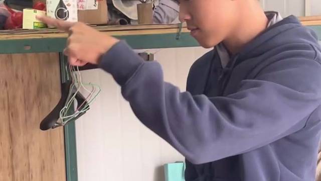 工地小伙卖艺整活大显身手上演精神科目三