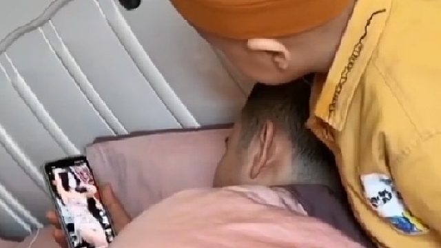 爸爸带娃，父子俩看美女眼睛都不眨