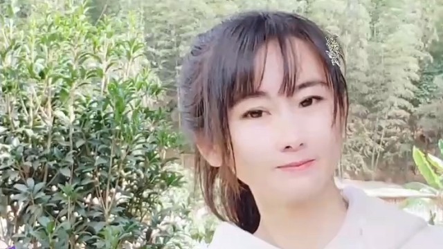 花开花落显百态，鱼跃魚潜乐江湖。