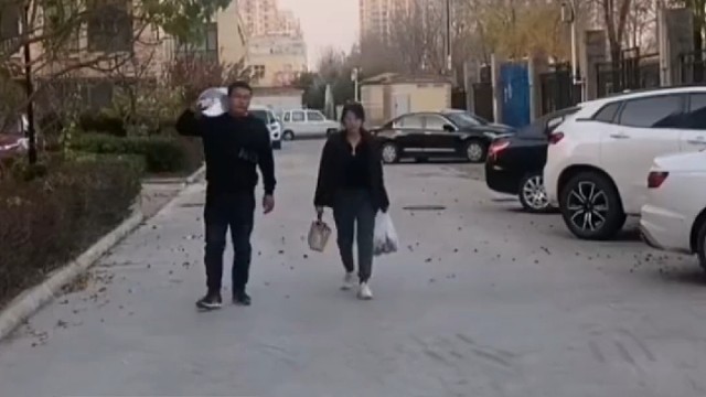 丈夫偷看了一眼美女，双手提着东西的妻子也能一巴掌扇到丈夫脸上，她是怎么做到的？