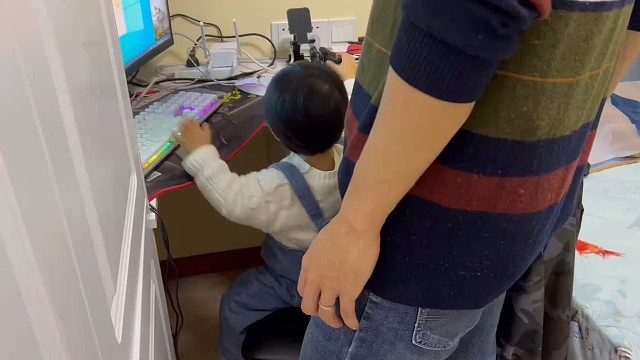 每日萌娃—小神兽娴熟的操作电脑