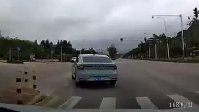 男子跟着前车左转发现不对劲，立马踩刹车，默默的看着