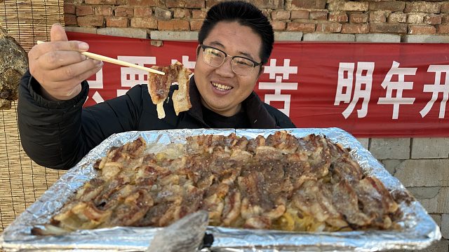 谁能拒绝这样一份锡纸酸菜烤五花肉呢？