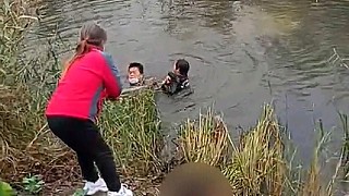 俩男孩开四轮电动车落水。夫妻路过，直接跳水救人……