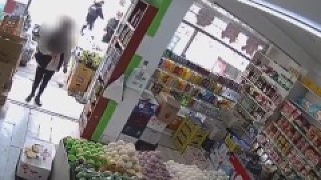 女子进超市刚说完买酒货架塌了# ，店主：碎了很多瓶，损失几千元