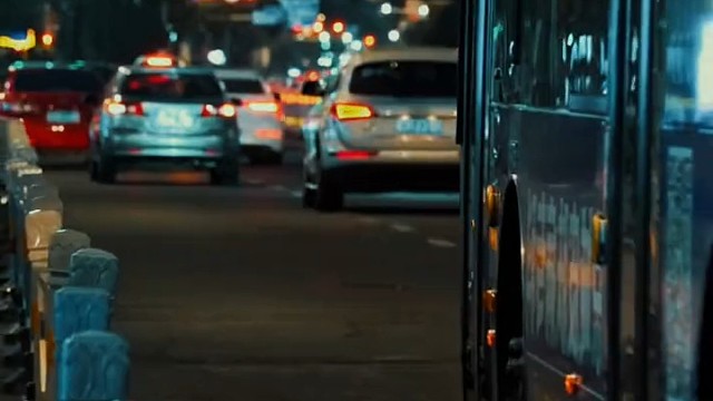 忍住三天不联系，一个星期不联系，一个月不联系，就熬过来了，你想见的那个人也就没有想见的感觉了