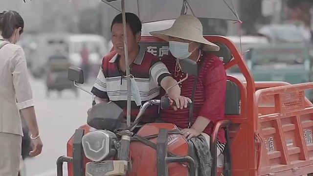 最近看到一句很扎心的话，如果父母依旧辛苦，那我们长大还有什么意义！