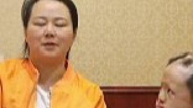 女孩离开妈妈在隔壁玩耍，5分钟后发生的意外改变了孩子的一生